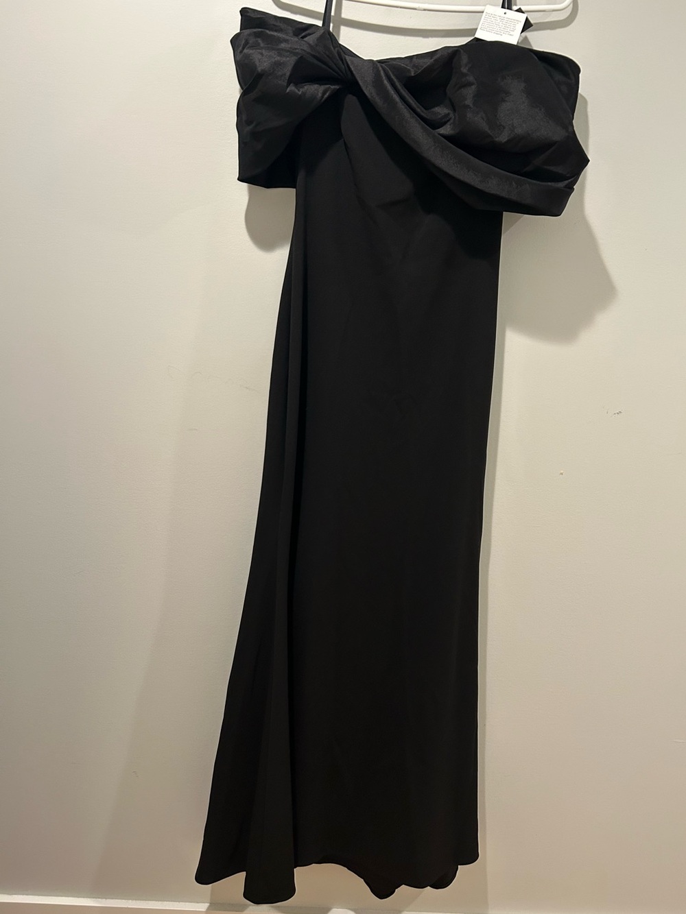 NWT Betsy & Adam Black Off the Shoulder Crepe & Taffeta Sheath Gown Dress - Picture 4 of 8